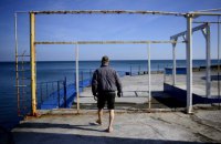 В Крыму из-за грязной воды в море приостановили работу 83 пляжей 