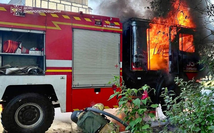 На Дніпропетровщині росіяни обстріляли рятувальників під час гасіння пожежі