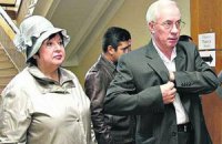 Азаров рассказал, что его заставляет делать жена