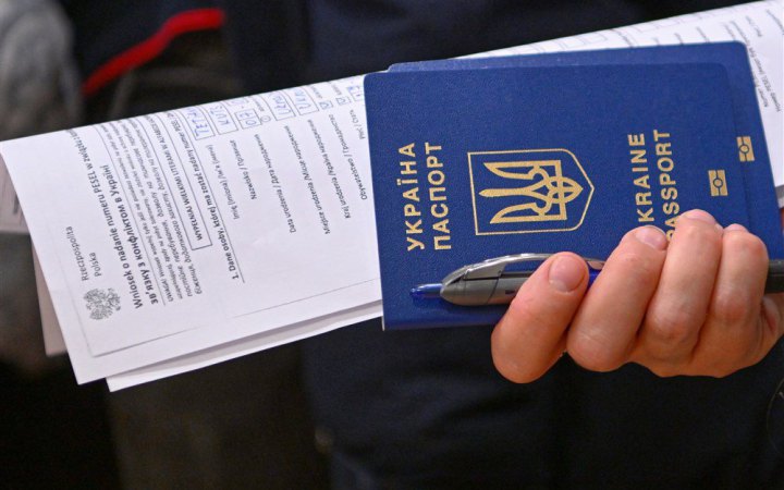 Кабмін дозволив ще 6 місяців приймати заяви від українців за кордоном на оформлення паспортів