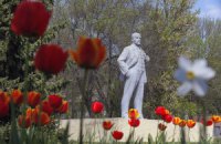 В России раздевшегося на памятнике Ленина мужчину арестовали на 13 суток