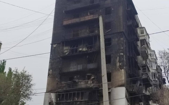 В окупованому Сєвєродонецьку впала пошкоджена обстрілами багатоповерхівка