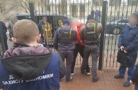 ​Полиция задержала двух лиц, вымогавших $50 тыс. у жертв строительной аферы