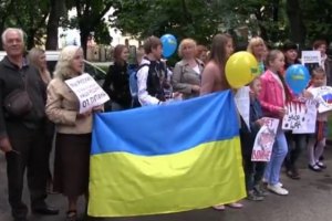 Под консульством России во Львове спели песню о Путине и сожгли его фото