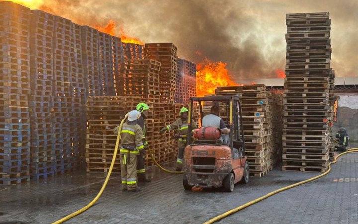 На Київщині двоє людей постраждали від атаки росіян, у Броварському районі сталася пожежа на підприємстві
