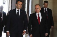 Макрон попередив Путіна про посилення санкцій проти РФ у разі ескалації на Донбасі