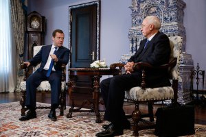 Азаров рассказал Медведеву о намерении решать споры через ВТО