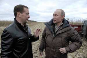 Путин и Медведев покатались на комбайне