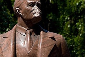 Разрушителям памятника Ленину на Бессарабке вынесли приговор 