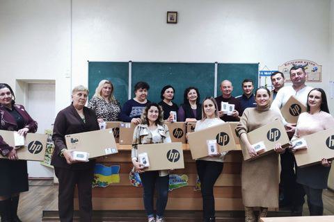 Учителям купили уже треть из обещанных 60 тысяч компьютеров