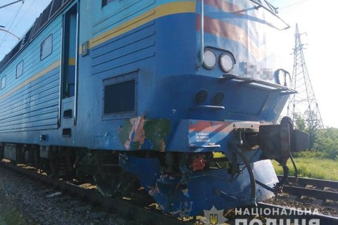 Под Мелитополем поезд снес легковушку на переезде, водитель погиб