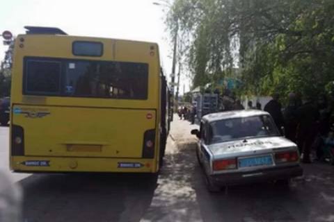 В Киеве обстреляли автобус из пневматического оружия