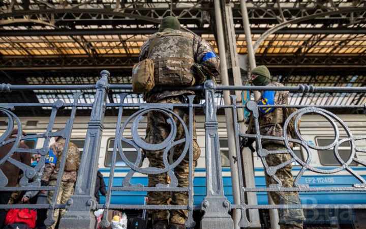 "Укрзалізниця" запускає сервіс спецзамовлення квитків для військових на 17 поїздів