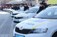 Пьяный парень во Львове бросился на полицейское авто и разбил лобовое стекло