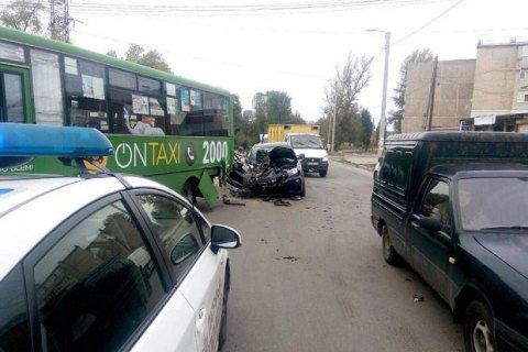 В Харькове BMW Х5 влетел в маршрутку с пассажирами (обновлено)