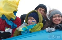 Активисты объединили "живой цепью" берега Днепра в Киеве