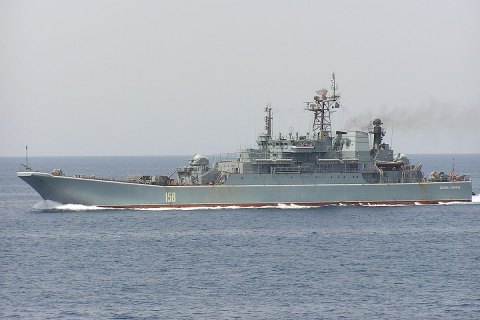 Российский десантный корабль провел стрельбы в Черном море