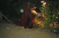 Автомобиль провалился в колодец: есть погибшие