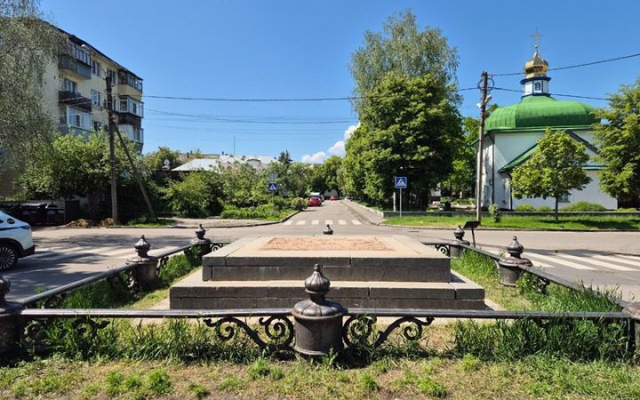 ​В Полтаві демонтували пам’ятник на місці відпочинку Петра І