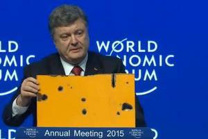 Порошенко продемонстрував у Давосі фрагмент обстріляної маршрутки