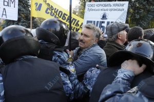 "Беркут" отбирает палатки у чернобыльцев 