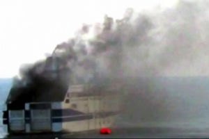 Горящий паром потерял управление, его уносит к албанскому побережью, - СМИ