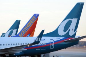 В США пассажир самолета попытался открыть аварийный выход во время полета
