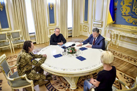 Порошенко встретился с освобожденным из плена полковником