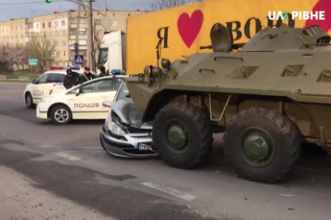 В Здолбунове БТР раздавил легковушку