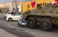 У Здолбунові БТР розчавив легковик