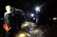Спасатели в Таиланде планируют одновременно поднять из пещеры 4 детей и тренера