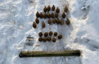 В Станице Луганской пограничники обнаружили тайник с ручными гранатами
