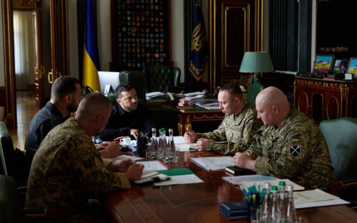 Президент Зеленський анонсував кадрові рішення для посилення оборони на найгарячіших напрямках фронту