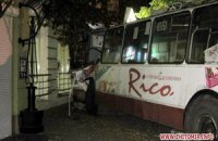 В Житомире троллейбус с пассажирами врезался в пятиэтажку (фото)