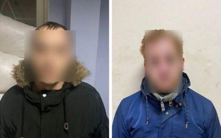Поліцейські викрили в Херсоні на збуті автоматичної зброї двох чоловіків