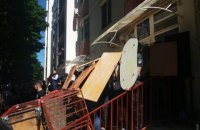 В Одессе активисты забрасывают яйцами офис компании по продаже криптовалют (обновлено)