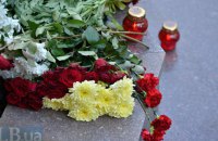 Кияни і перші особи держави поклали квіти до посольства Франції