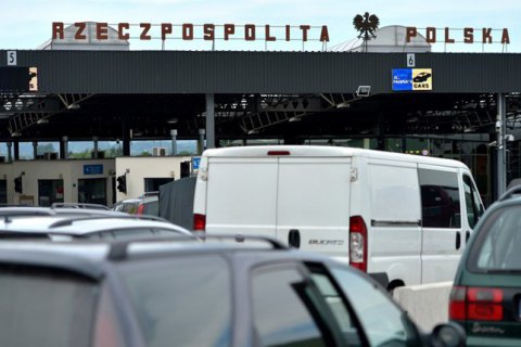 На западной границе Украины продолжаются долгие очереди на въезд (обновлено)