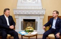 Медведев встретил Януковича на крыльце