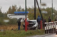У Львівській області п'яний водій "Мерседеса" зіткнувся з тепловозом на переїзді