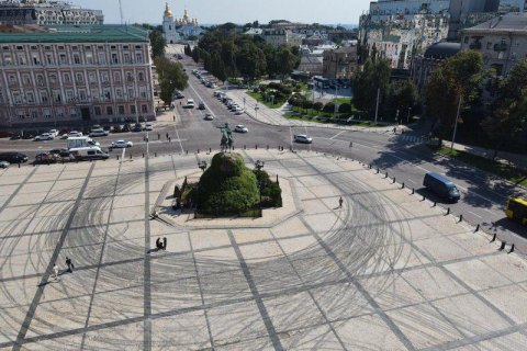 Прокуратура назвала розмір збитків від дрифту на Софійській площі (оновлено)