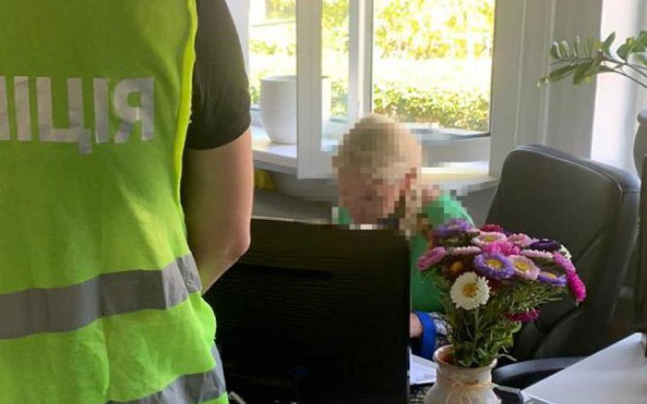У Києві судитимуть посадовицю Дніпровської РДА у справі про розтрату понад 1,3 млн грн на закупівлі стільців для укриттів
