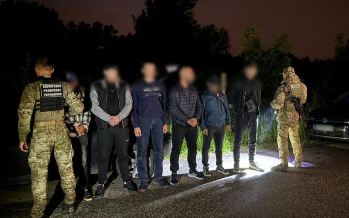 На кордоні затримали групу нелегалів, які заплатили по $14 тис за дистанційні підказки
