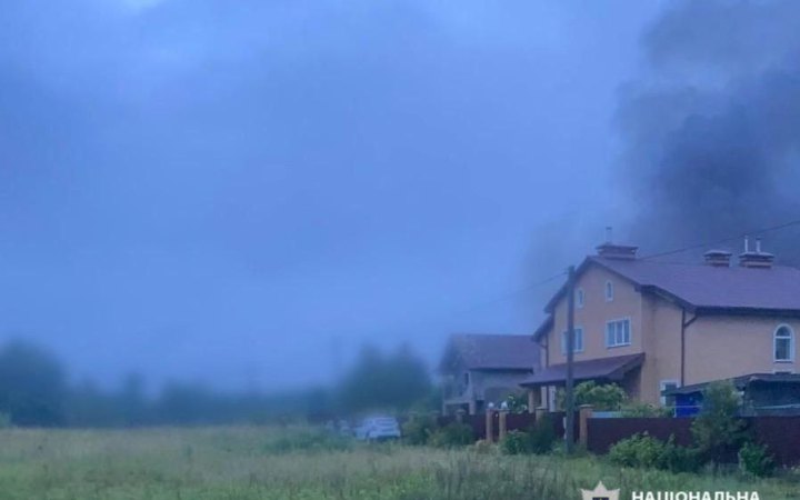 На Київщині через падіння уламків "шахеда" пошкоджені будинки і автомобіль