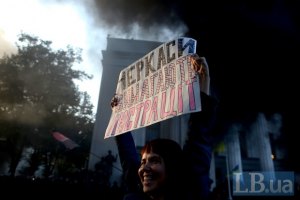 В Черкассах двоих депутатов облсовета засунули в мусорный бак