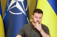 Bloomberg: Зеленський не підписує закон про зменшення призовного віку, бо чекає на чіткий план від армії