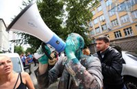 Шабунина облили зеленкой на акции в Киеве (обновлено)