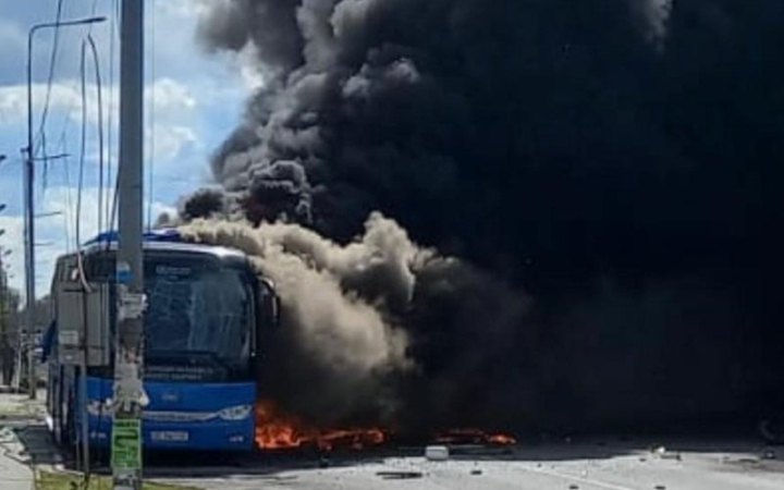Росіяни обстріляли вакцинальний автобус з медпрацівниками у передмісті Дніпра