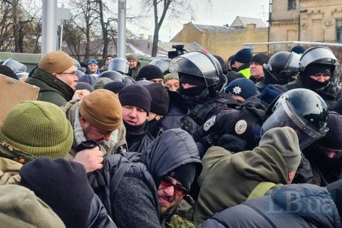 "Євросолідарність" вимагає припинити силове протистояння мирній акції під Печерським судом