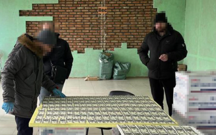 На Дніпропетровщині затримали керівника благодійного фонду за організацію виїзду чоловіків за кордон